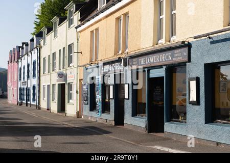 I colorati edifici su Quay Street, sul Quayside al Porto di Portree sull'Isola di Skye, in prima mattinata di sole estivo Foto Stock