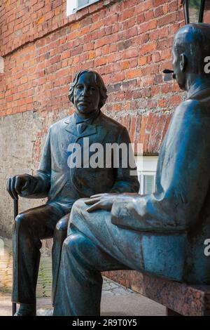 TARTU, Estonia - 10 giugno 2023: Statue in bronzo dello scrittore irlandese Oscar Wilde ed Eduard Wilde sedute su una panchina. Storia della letteratura. Foto Stock