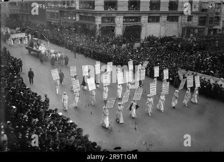 Il 23 ottobre 1915 a New York, le forze del movimento per il suffragio femminile si mobilitarono per creare una parata di migliaia di persone per smuovere le coscienze degli americani sulla questione della parità dei diritti. Foto Stock