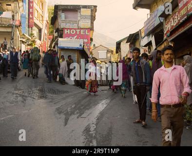 India, Dharamsala - 10 marzo 2018: Area commerciale con molti acquirenti e venditori, Bazaar in una città su una ripida montagna. Vita quotidiana di Indian citi Foto Stock