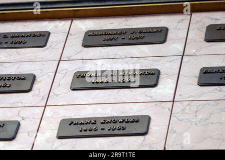 Los Angeles, California, USA 24 giugno 2023 Motion Picture Pioneer Writer/Editor Thomas Miranda grave in Cathedral Mausoleum presso Hollywood Forever Cemetery il 24 giugno 2023 a Los Angeles, California, USA. È stato uno dei fondatori dell'Academy of Motion Picture Arts and Sciences, ha scritto 15 film, curato due film. Foto di Barry King/Alamy Stock Photo Foto Stock