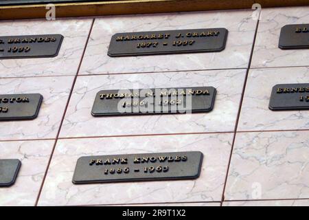 Los Angeles, California, USA 24 giugno 2023 Motion Picture Pioneer Writer/Editor Thomas Miranda grave in Cathedral Mausoleum presso Hollywood Forever Cemetery il 24 giugno 2023 a Los Angeles, California, USA. È stato uno dei fondatori dell'Academy of Motion Picture Arts and Sciences, ha scritto 15 film, curato due film. Foto di Barry King/Alamy Stock Photo Foto Stock