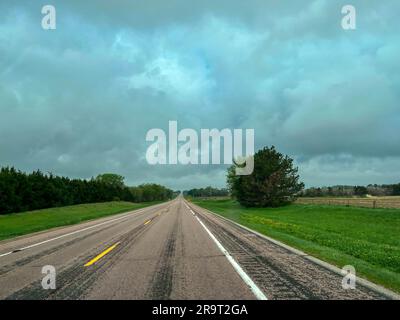 Royal, ne USA - 13 maggio 2023: La strada per Ashfall Fossil Beds State Historic Park vicino a Royal, Nebraska. Foto Stock