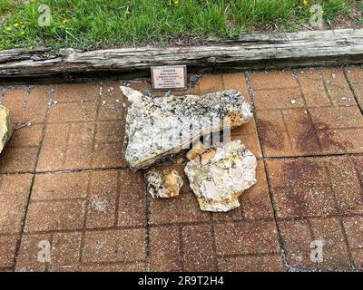 Royal, ne USA - 13 maggio 2023: I campioni geologici presso l'Ashfall Fossil Beds State Historic Park di Royal, Nebraska. Foto Stock