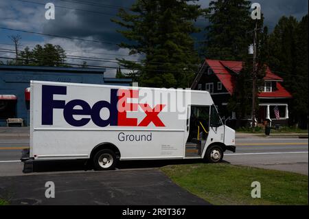 Un camion FedEx bianco di fronte a una residenza a Speculator, New York, per consegnare i pacchi. Foto Stock