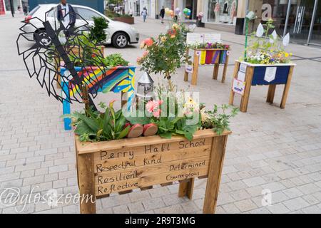 Bromley Londra Regno Unito. 28 giugno 2023. Il concorso 2023 del Bromley Floral Fest è in corso a Bromley Hight Street. I genitori e i bambini della scuola vedono la mostra floreale della loro scuola creata in una piantatrice da giardino, che sono tutti aperti al pubblico per votare per scegliere un vincitore.credito: Xiu Bao/Alamy Live News Foto Stock
