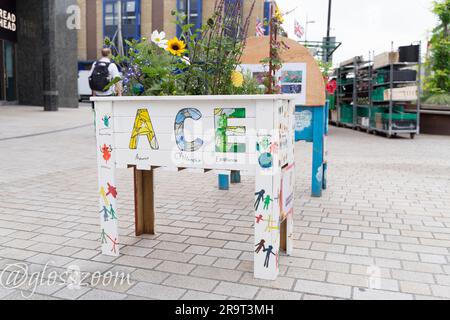 Bromley Londra Regno Unito. 28 giugno 2023. Il concorso 2023 del Bromley Floral Fest è in corso a Bromley Hight Street. I genitori e i bambini della scuola vedono la mostra floreale della loro scuola creata in una piantatrice da giardino, che sono tutti aperti al pubblico per votare per scegliere un vincitore.credito: Xiu Bao/Alamy Live News Foto Stock