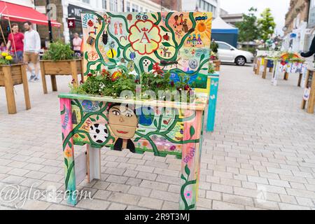 Bromley Londra Regno Unito. 28 giugno 2023. Il concorso 2023 del Bromley Floral Fest è in corso a Bromley Hight Street. I genitori e i bambini della scuola vedono la mostra floreale della loro scuola creata in una piantatrice da giardino, che sono tutti aperti al pubblico per votare per scegliere un vincitore.credito: Xiu Bao/Alamy Live News Foto Stock