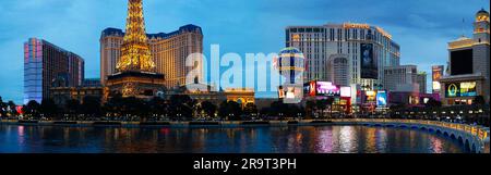 Edifici illuminati al tramonto, The Strip, Las Vegas, Nevada, USA Foto Stock