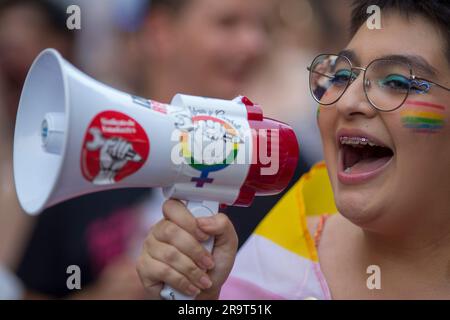 Madrid, Spagna. 28 giugno 2023. Una donna grida slogan su un megafono durante la marcia critica dell'orgoglio. Diversi gruppi che compongono la Critical Pride Platform di Madrid hanno organizzato una manifestazione alternativa contro gli eventi ufficiali del World Pride e cercano di rivendicare i diritti del collettivo LGTBIQ. Credito: SOPA Images Limited/Alamy Live News Foto Stock