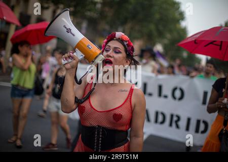 Madrid, Spagna. 28 giugno 2023. Una donna grida slogan su un megafono durante la marcia critica dell'orgoglio. Diversi gruppi che compongono la Critical Pride Platform di Madrid hanno organizzato una manifestazione alternativa contro gli eventi ufficiali del World Pride e cercano di rivendicare i diritti del collettivo LGTBIQ. Credito: SOPA Images Limited/Alamy Live News Foto Stock