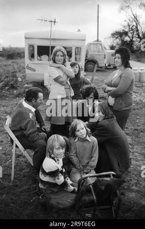 La famiglia di zingari irlandesi degli anni '1970 del Regno Unito, si è accampata al bordo della strada con la loro roulotte e camion. Lavorano come raccoglitori di frutta occasionali di stagione. Wisbech, Cambridgeshire, Inghilterra circa 1977. HOMER SYKES Foto Stock