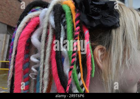 Primo piano di una donna con una parrucca colorata Foto Stock