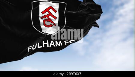 Londra, Regno Unito, gennaio 2023: Bandiera del Fulham Football Club sventolante. Club di calcio professionale con sede a Londra. Premier League inglese. Tessuto svolazzante. Illu Foto Stock