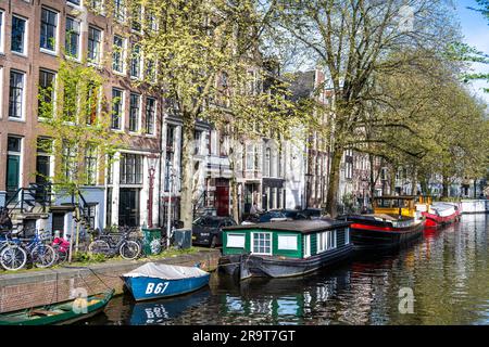 Case galleggianti sul canale Kloveiniersburgwal nella zona di Neiwmarkt ad Amsterdam Foto Stock