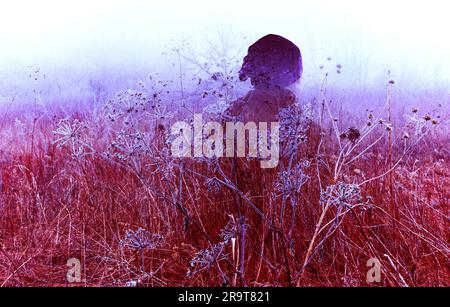 La natura passeggia attraverso paludi innevate. Immagine stratificata con colori creativi. Foto Stock