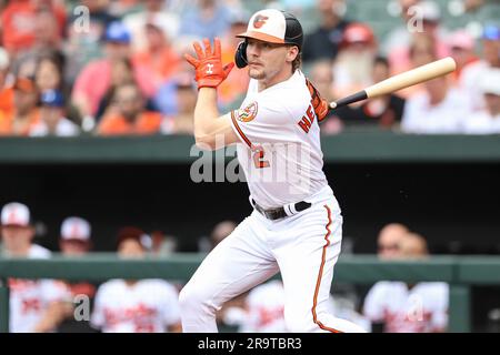 La terza base dei Baltimore Orioles, Gunnar Henderson (2), raddoppia in linea verso il campo sinistro in fondo al primo inning contro i Seattle Mariners all'Oriole Park at Camden Yards a Baltimore MD il 25 giugno 2023 (Alyssa Howell/Image of Sport) Foto Stock