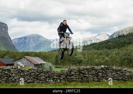 DATA DI USCITA: 14 luglio 2023 TITOLO: Mission: Impossible - Dead Reckoning Part One STUDIO: Paramount Pictures REGISTA: Christopher McQuarrie TRAMA: Settima voce della lunga serie Mission: Impossible. PROTAGONISTA: TOM CRUISE fa la sua acrobazia motociclistica. (Immagine di credito: © Paramount Pictures/Entertainment Pictures/ZUMAPRESS.com) SOLO PER USO EDITORIALE! Non per USO commerciale! Foto Stock