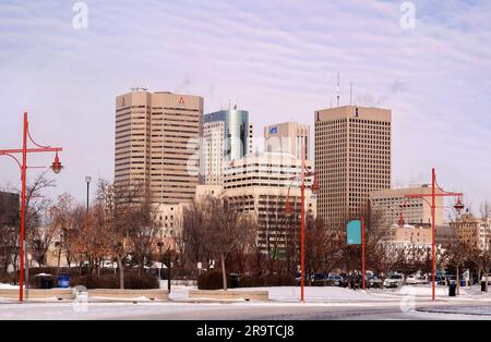 Winnipeg, Manitoba, Canada - 11 18 2014: Vista invernale sul centro di Winnipeg con alti edifici del Financial Exchange District visti dal lungomare Foto Stock