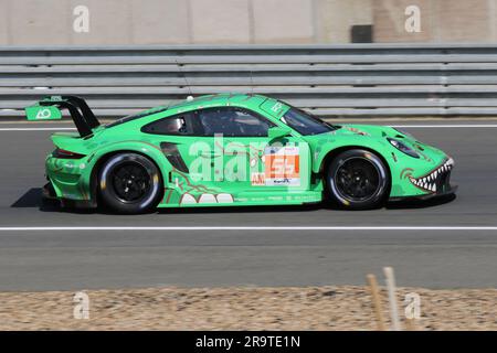 Rexy, la famosa porsche 911 a tema T-Rex, che gareggia al centenario di le mans, nota anche come auto numero 56, in competizione nella classe LM GTE AM. Foto Stock