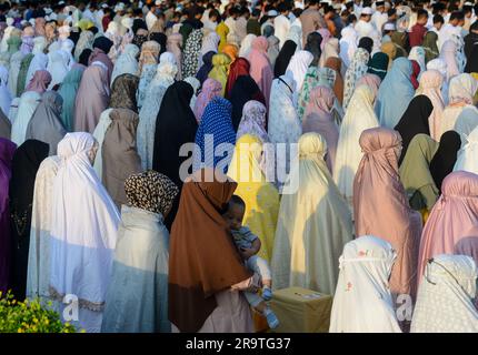 Bogor, Giava Occidentale, Indonesia. 29 giugno 2023. I musulmani eseguono preghiere Eid al-Adha nella piazza della città di Bogor, Giava Occidentale, Indonesia. EID al-Adha è la festa più sacra dell'Islam, durante la quale i musulmani macellano bovini e pecore per commemorare la volontà del profeta Ibrahim (Abramo) di sacrificare suo figlio Ishmael. (Immagine di credito: © Adriana Adie/ZUMA Press Wire) SOLO USO EDITORIALE! Non per USO commerciale! Foto Stock