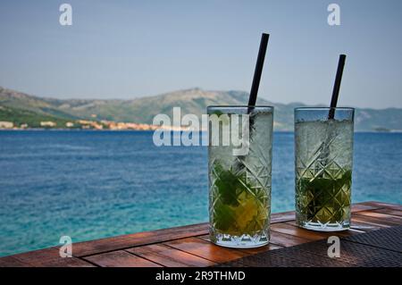 Due bicchieri di Mojito nel ristorante sulla riva del mare Foto Stock