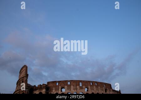 Roma, Italia. 28 giugno 2023. Vista del Colosseo al tramonto a Roma (foto di Matteo Nardone/Pacific Press/Sipa USA) credito: SIPA USA/Alamy Live News Foto Stock