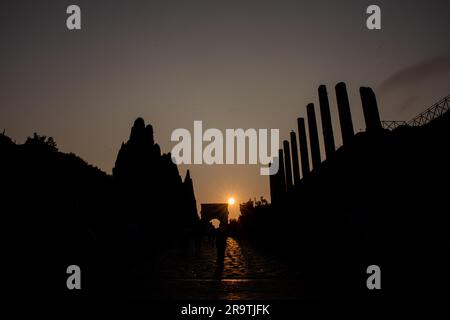 Roma, Italia. 28 giugno 2023. Vista del Tempio di Venere e dell'Arco di Tito al tramonto a Roma (foto di Matteo Nardone/Pacific Press/Sipa USA) credito: SIPA USA/Alamy Live News Foto Stock