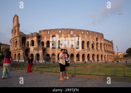 Roma, Italia. 28 giugno 2023. Vista del Colosseo al tramonto a Roma (foto di Matteo Nardone/Pacific Press/Sipa USA) credito: SIPA USA/Alamy Live News Foto Stock