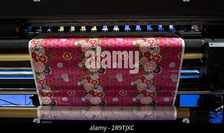 Stampante tessile digitale ibrida. Macchina da stampa a sublimazione di colore. Foto Stock