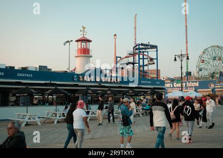 Salt & Sizzle e gente sul lungomare di Coney Island, Brooklyn, New York Foto Stock