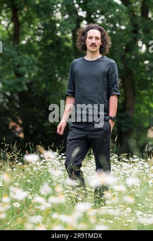 Bayreuth, Germania. 15 giugno 2023. Il regista Valentin Schwarz di Grüner Hügel. Dopo un'impressionante tempesta di proteste da parte di numerosi spettatori lo scorso anno, Schwarz è tornato su Grüner Hügel con la sua interpretazione altamente controversa del "Ring des Nibelungen". (Al direttore del dpa ''Ring' Schwarz al suo ritorno al Grüner Hügel') credito: Daniel Vogl/dpa/Alamy Live News Foto Stock