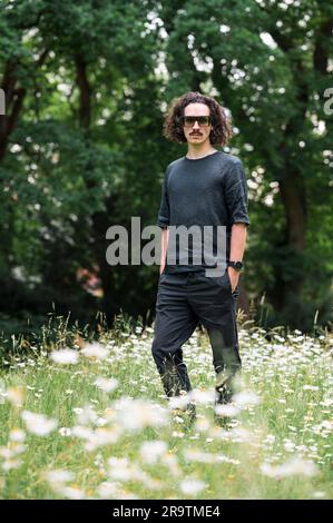 Bayreuth, Germania. 15 giugno 2023. Il regista Valentin Schwarz di Grüner Hügel. Dopo un'impressionante tempesta di proteste da parte di numerosi spettatori lo scorso anno, Schwarz è tornato su Grüner Hügel con la sua interpretazione altamente controversa del "Ring des Nibelungen". Credito: Daniel Vogl/dpa/Alamy Live News Foto Stock