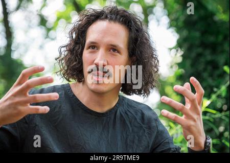 Bayreuth, Germania. 15 giugno 2023. Il regista Valentin Schwarz di Grüner Hügel. Dopo un'impressionante tempesta di proteste da parte di numerosi spettatori lo scorso anno, Schwarz è tornato su Grüner Hügel con la sua interpretazione altamente controversa del "Ring des Nibelungen". Credito: Daniel Vogl/dpa/Alamy Live News Foto Stock