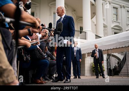 Washington, DC, USA. 28 giugno 2023. Il presidente degli Stati Uniti Joe Biden parla ai membri dei media sul South Lawn della Casa Bianca prima di imbarcarsi su Marine One a Washington, DC, negli Stati Uniti, mercoledì 28 giugno, 2023. Biden consegnerà ciò che la Casa Bianca sta chiamando un importante discorso a Chicago oggi per delineare la teoria e la pratica della “Bidenomica”. Credito: Al Drago/Pool tramite CNP/dpa/Alamy Live News Foto Stock