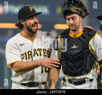 Pittsburgh, Stati Uniti. 28 giugno 2023. Il ricevitore dei Pittsburgh Pirates Austin Hedges (18) festeggia con il ricevitore dei Pittsburgh Pirates Jason Delay (55) dopo la vittoria del 7-1 contro i San Diego Padres al PNC Park mercoledì 28 giugno 2023 a Pittsburgh. Foto di Archie Carpenter/UPI credito: UPI/Alamy Live News Foto Stock