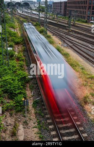 Kiel, Germania. 29 giugno 2023. Un treno regionale parte dalla stazione centrale di Kiel. Crediti: Frank Molter/dpa/Alamy Live News Foto Stock