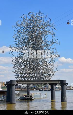 Scultura contemporanea Quantum Cloud di Antony Gormley che utilizza unità tetraedriche in acciaio lunghezze di 1,5 m di corpo maschio in acciaio all'interno del fiume Tamigi Regno Unito Foto Stock