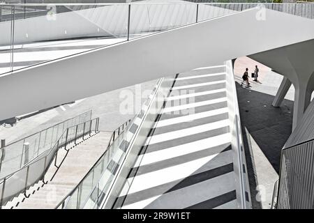 Il Tide, moderno e lineare passaggio pedonale e parco, parte di una sezione lunga 1 km da vicino O2 al Thames Clippers Pier North Greenwich a Londra, Regno Unito Foto Stock