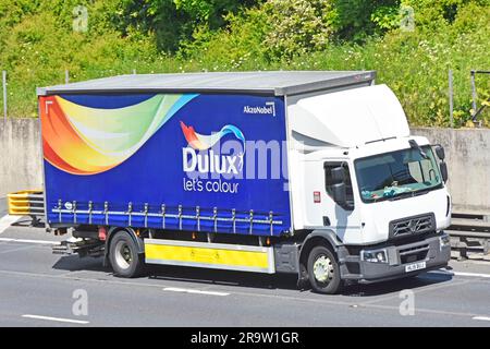 Akzo Nobel, multinazionale olandese, vernice business white Renault Truck Cab, tendina di accesso laterale morbida blu per pubblicizzare l'autostrada M25 del marchio Dulux, Regno Unito Foto Stock