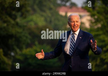 Washington, USA. 28 giugno 2023. Il presidente DEGLI STATI UNITI Joe Biden cammina sul South Lawn della Casa Bianca dopo essere arrivato su Marine One a Washington, DC, Stati Uniti, mercoledì 28 giugno, 2023. Biden ha pronunciato quello che la Casa Bianca ha definito un importante discorso a Chicago per delineare la teoria e la pratica della "Bidenomica", il segno più chiaro ancora che Biden ha intenzione di mettere l'economia al centro della sua campagna per un secondo mandato. Fotografo: Al Drago/Pool/Sipa USA credito: SIPA USA/Alamy Live News Foto Stock