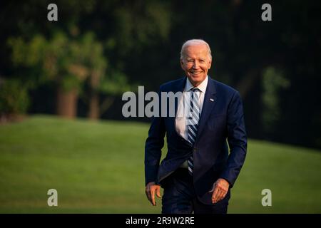 Washington, USA. 28 giugno 2023. Il presidente DEGLI STATI UNITI Joe Biden cammina sul South Lawn della Casa Bianca dopo essere arrivato su Marine One a Washington, DC, Stati Uniti, mercoledì 28 giugno, 2023. Biden ha pronunciato quello che la Casa Bianca ha definito un importante discorso a Chicago per delineare la teoria e la pratica della "Bidenomica", il segno più chiaro ancora che Biden ha intenzione di mettere l'economia al centro della sua campagna per un secondo mandato. Fotografo: Al Drago/Pool/Sipa USA credito: SIPA USA/Alamy Live News Foto Stock