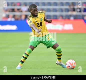 St Louis, USA. 28 giugno 2023. Il difensore giamaicano Kemar Lawrence (20) sposta la palla verso il basso. La Giamaica ha giocato Trinidad & Tobago in una partita a gironi della CONCACAF Gold Cup il 28 giugno 2023 al CITY Park Stadium di St. Louis, Missouri, USA. Foto di Tim Vizer/Sipa USA credito: SIPA USA/Alamy Live News Foto Stock