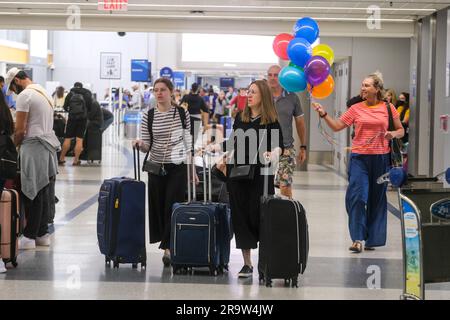 Los Angeles, Stati Uniti. 28 giugno 2023. I viaggiatori in vacanza arrivano all'aeroporto internazionale di Los Angeles a Los Angeles. Credito: SOPA Images Limited/Alamy Live News Foto Stock