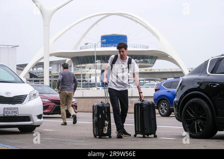 Los Angeles, Stati Uniti. 28 giugno 2023. I viaggiatori in vacanza arrivano all'aeroporto internazionale di Los Angeles a Los Angeles. (Foto di Ringo Chiu/SOPA Images/Sipa USA) credito: SIPA USA/Alamy Live News Foto Stock