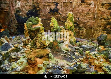 grotta Bianca in Grotta di Castellana piena di stalattiti e stalagmiti in Puglia Foto Stock