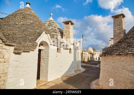 Vista generica su Alberobello con tetti e terrazze trulli, Puglia, Italia Meridionale Foto Stock