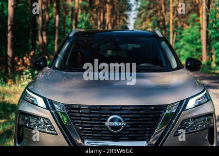 27.06.2023 - Kiev, Ucraina: Nuova Nissan X-Trail N-Connecta in colore baige con tetto nero Foto Stock