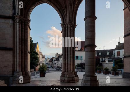 Attraverso gli archi della cattedrale di Notre Dam Beaune Cote-d-Or France Foto Stock