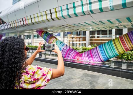 EDITORIALE UTILIZZARE SOLO Una persona che scatta una foto di una nuova installazione artistica permanente con Canary Wharf Group, intitolata "Click Your Heels Together Three Times", Londra. Data di emissione: Giovedì 29 giugno 2023. Foto Stock